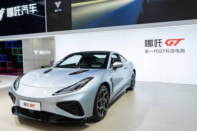 成都348哪吒汽车在智能汽车领域的表现，领途汽车在新能源汽车市场中的影响力